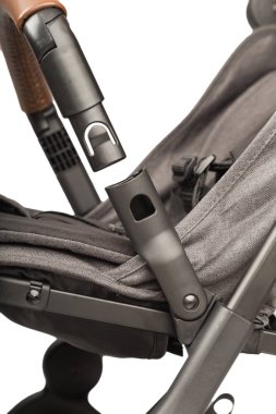 Beyaz bir arka planda bir bebek arabası yakın çekim ayrıntılarını bir bebek arabası.