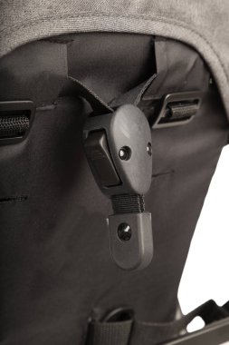 Beyaz bir arka planda bir bebek arabası yakın çekim ayrıntılarını bir bebek arabası.