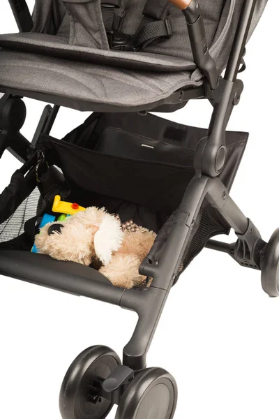 Ein Kinderwagen auf weißem Hintergrund, Details eines Kinderwagens in Nahaufnahme. — Stockfoto