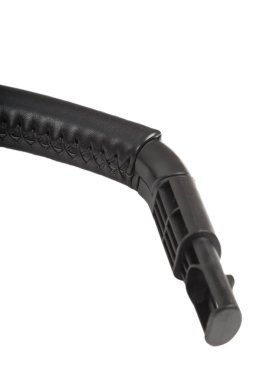 Beyaz bir arka planda bir bebek arabası yakın çekim ayrıntılarını bir bebek arabası.