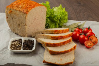 Ekmek pişirme kağıdı ve baharatlar ile şeklinde et ürün.