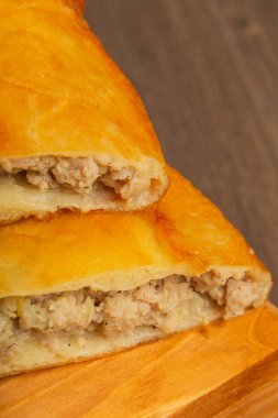 Chebureks evde, gevrek kabuk, ahşap arka plan yaptı.