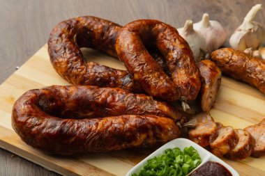 Baharat ve sosu bir ahşap zemin üzerine ev yapımı sosis.