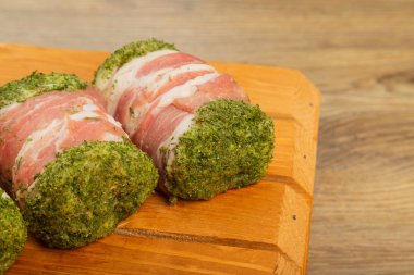 Tahta bir arka planda baharatlı, yarı pişmiş et..