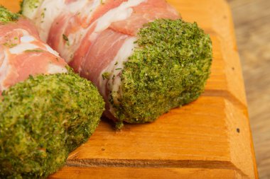 Tahta bir arka planda baharatlı, yarı pişmiş et..