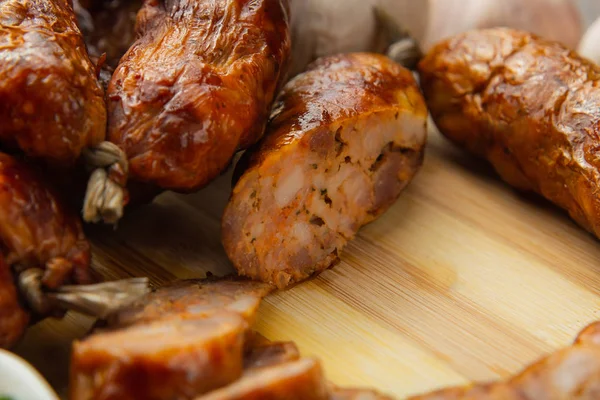 Salchicha casera sobre fondo de madera con condimentos y salsa . — Foto de Stock