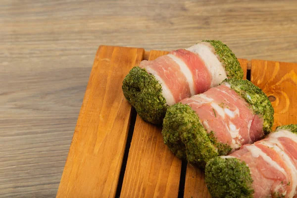 Halfafgewerkt vlees, gekruid op een houten ondergrond. — Stockfoto