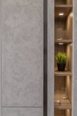 Yeni tasarım ve aydınlatma ile dolaptaki raf yapay çiçek.