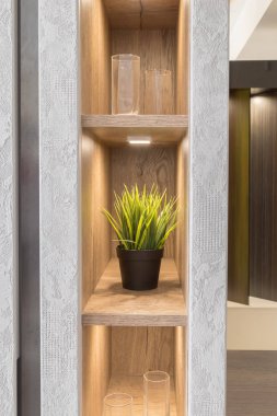 Yeni tasarım ve aydınlatma ile dolaptaki raf yapay çiçek.