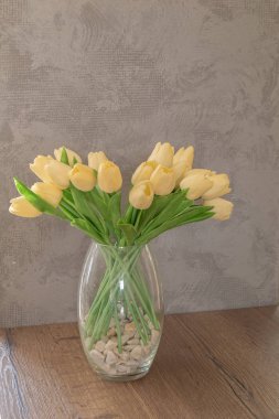 bir tabloda bir vazoda yapay çiçekler.