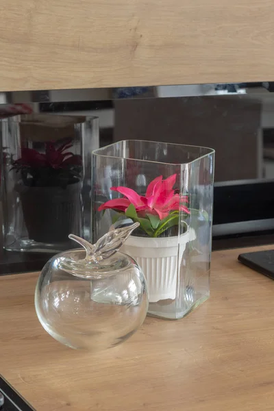 一张桌子上的花瓶里的人造花. — 图库照片