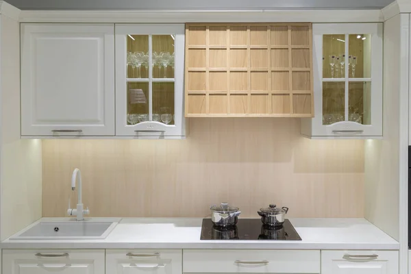Neues modernes Küchendesign, Designlösungen und innovative Materialien. — Stockfoto