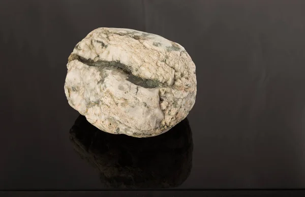 Kamień naturalny na powłoki lakierowane, odbicie obiektów. — Zdjęcie stockowe