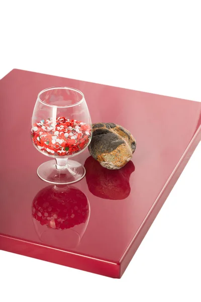 Piedra natural y un vidrio sobre el revestimiento barnizado, el reflejo de los objetos . —  Fotos de Stock