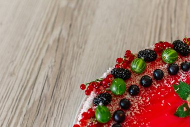 Lezzetli Sağlıklı Vejetaryen yiyecekler, taze kırmızı çilek ve yeşil ile dekore edilmiş bir çilekli cheesecake fırında değil nane yaprakları. Kopya alanı.