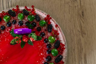 Lezzetli Sağlıklı Vejetaryen yiyecekler, taze kırmızı çilek ve yeşil ile dekore edilmiş bir çilekli cheesecake fırında değil nane yaprakları. Kopya alanı