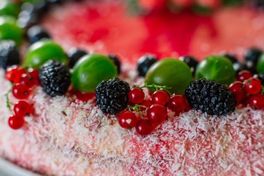 Lezzetli Sağlıklı Vejetaryen yiyecekler, taze kırmızı çilek ve yeşil ile dekore edilmiş bir çilekli cheesecake fırında değil nane yaprakları. Kopya alanı