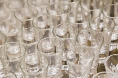 Güçlü alkollü içecekler, şarap gözlük arka plan için şarap bardakları.