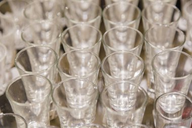 Güçlü alkollü içecekler, şarap gözlük arka plan için şarap bardakları.