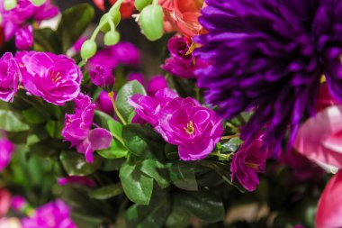 Yapay çiçek yakın çekim, taze çiçekler taklit.