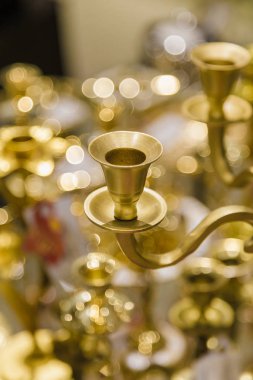 Altın şamdan closeup, arka plan bulanık