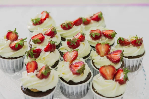 Delicioso postre con fresas y crema en un plato . — Foto de Stock