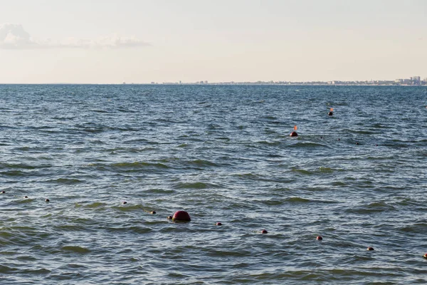 Bóias vermelhas no mar aberto em um dia ensolarado . — Fotografia de Stock