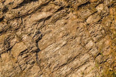 Rock bir uçurumun üzerinde çıplak doğurmak, kayalar denizin yakınındaki..