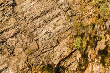 Rock bir uçurumun üzerinde çıplak doğurmak, kayalar denizin yakınındaki..