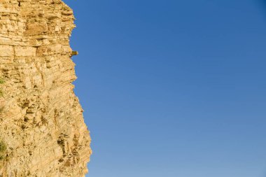 Rock bir uçurumun üzerinde çıplak doğurmak, kayalar denizin yakınındaki..