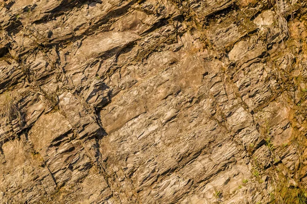 Roca raza desnuda en un acantilado, rocas cerca del mar . — Foto de Stock