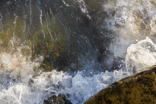 Las olas del mar están luchando contra las grandes rocas en la orilla . —  Fotos de Stock