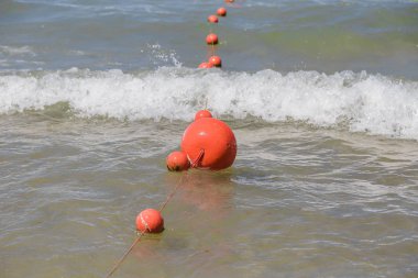 Açık denizde güneşli bir kırmızı renkte.