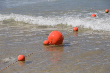 Açık denizde güneşli bir kırmızı renkte.