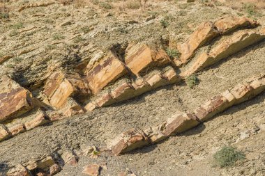 Rock bir uçurumun üzerinde çıplak doğurmak, kayalar denizin yakınındaki.