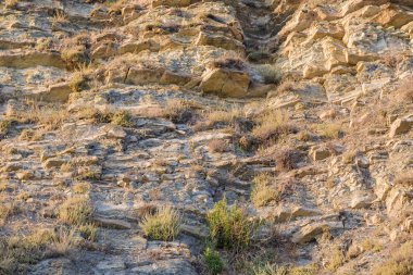 Rock bir uçurumun üzerinde çıplak doğurmak, kayalar denizin yakınındaki..