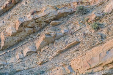Rock bir uçurumun üzerinde çıplak doğurmak, kayalar denizin yakınındaki..