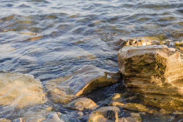 Las olas del mar están luchando contra las grandes rocas en la orilla . —  Fotos de Stock