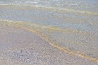 Sıcak güneşli aydınlık yaz günü hiçbir insan ile göl su yüzeyine küçük dalgalar ile. Lake Shore su arka plan güneş yansımaları, doğa doğal deniz manzarası ile kıyı satırı yakınlarında