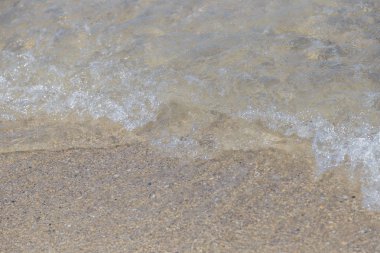 Sıcak güneşli aydınlık yaz günü hiçbir insan ile göl su yüzeyine küçük dalgalar ile. Lake Shore su arka plan güneş yansımaları, doğa doğal deniz manzarası ile kıyı satırı yakınlarında