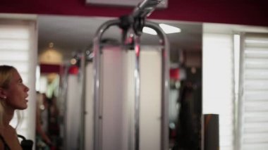 Jimnastik salonu bir kadın üzerinde enine sıkılaştırır.