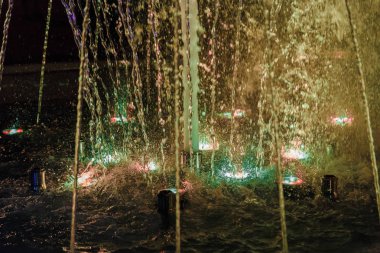 Yansıma ile gece renkli aydınlatma ile müzik çeşme.