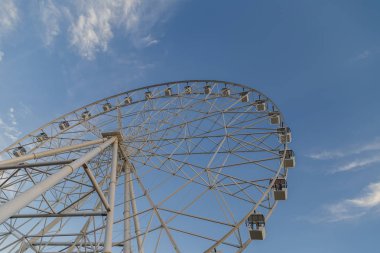 Mavi gökyüzüne karşı çok büyük dönme dolap.