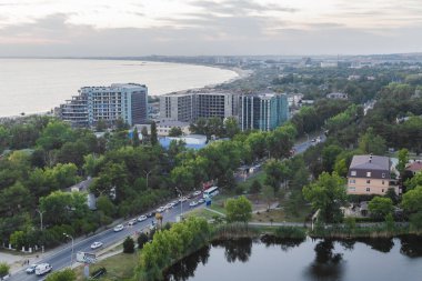 Akşam şehrin kıyıdan deniz görünümü.