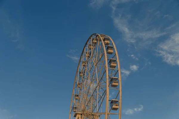 Très grande roue Ferris contre le ciel bleu . — Photo