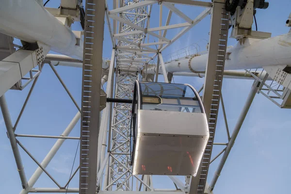 Dönme dolap yakın çekim, taksi ve bağlar ayrıntılarını.