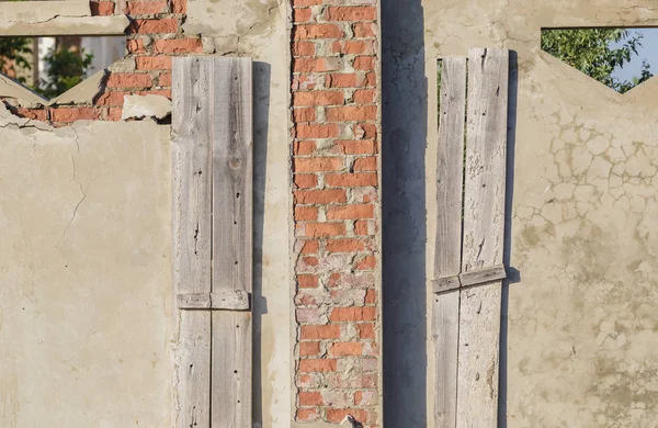 Façade du bâtiment abandonné avec trois portes . — Photo