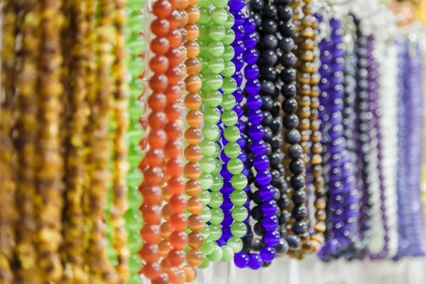 Vackra multicolor pärlor i halsband form, underbara färgglada pärlor i halsband form som bakgrund, textur. — Stockfoto