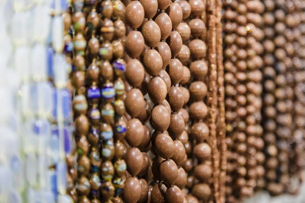 Vackra multicolor pärlor i halsband form, underbara färgglada pärlor i halsband form som bakgrund, textur. — Stockfoto