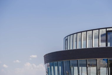 Mavi gökyüzü, modern tasarım modern bina.